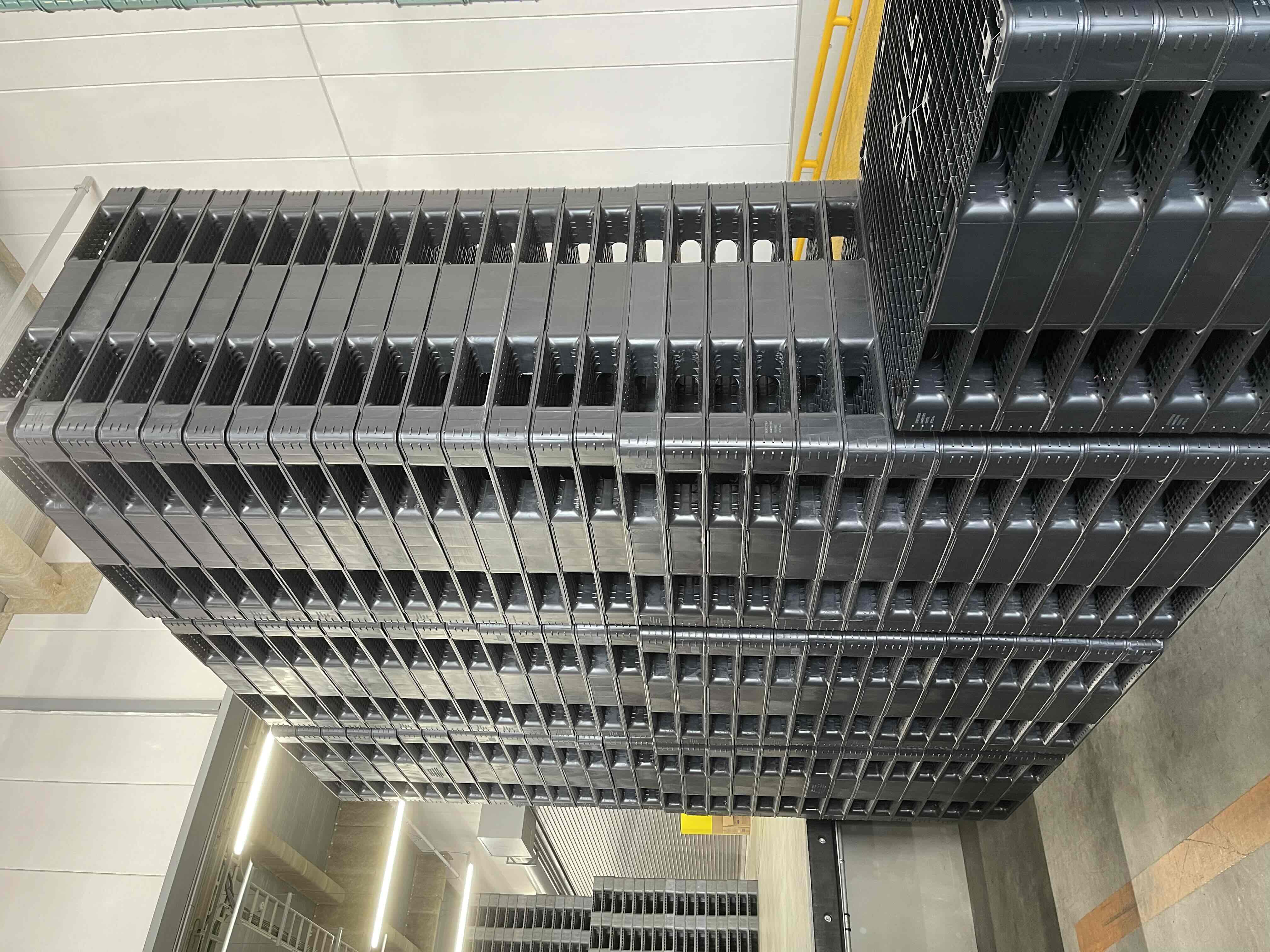 【中古】プラスチック中古パレット　1100×1100×140 　両面使用（ハンドリフト使用不可）【大阪府摂津市】 p-00431-1　※10枚からのご注文