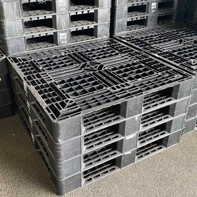【中古】【特価セール】プラスチック中古パレット　1100×1100×150　片面使用【熊本県熊本市】p-00313-1　※10枚からのご注文