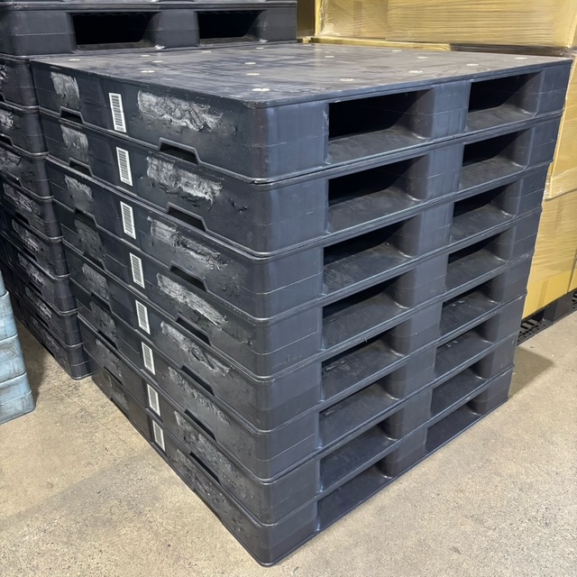 【中古・同一規格品】プラスチック中古パレット　1100×1100×140　片面使用　【群馬県前橋市】p-00395　※10枚からのご注文